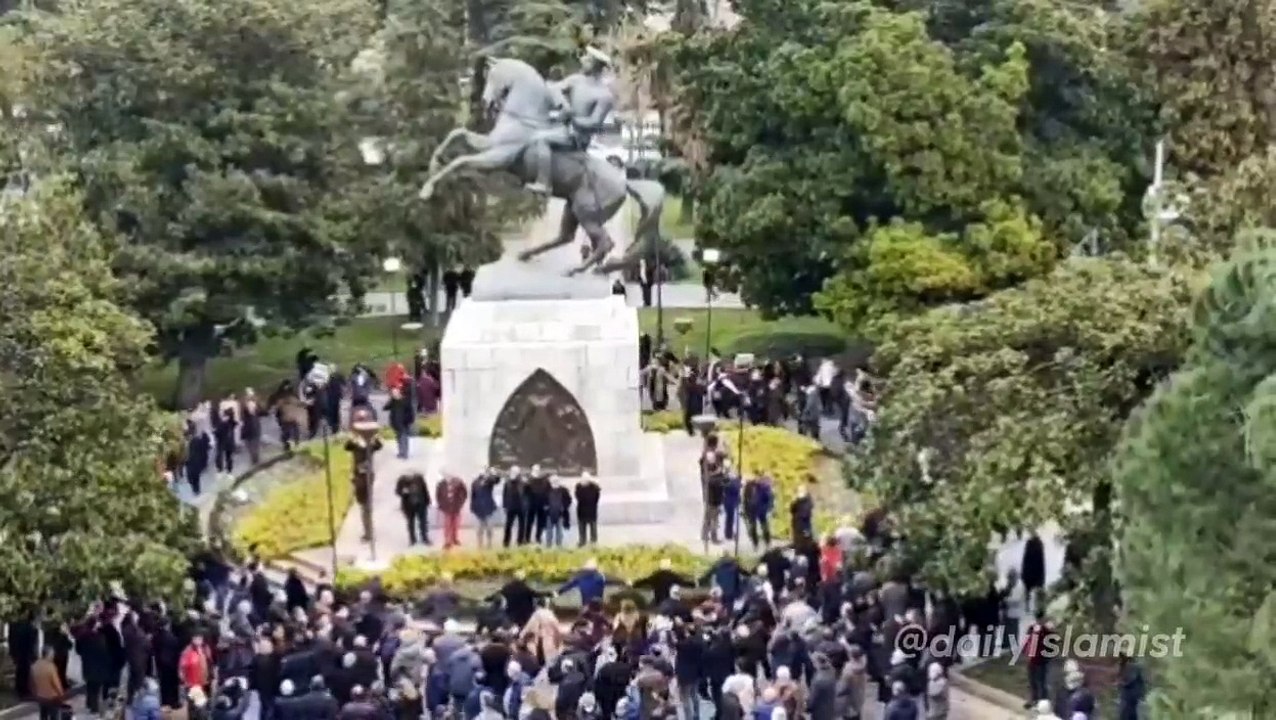 Atatürk heykeli önündeki nöbet AK Partili ismi rahatsız etti