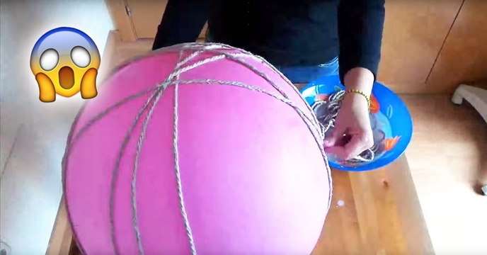 Elle réalise une lampe en collant une corde sur un ballon
