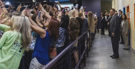 Cette photo d'Hillary Clinton en campagne résume à elle seule le mode de fonctionnement de notre société