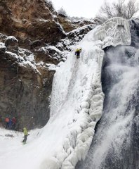 YÜZEYİ BUZ TUTAN SUSUZ ŞELALESİ'NE TIRMANDILAR