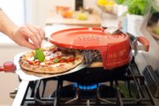 PizzaCraft : Ce mini four clipsable permet de cuire sa pizza sur une poêle !