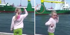 Cette petite fille fait signe à un bateau, mais elle ne s'attendait vraiment pas à une telle réaction