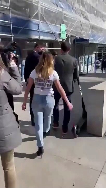 Una mujer a Gabriel Rufián en plena calle: "Estáis destrozando España, desgraciados"