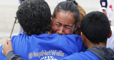 La frontière entre les USA et le Mexique s'est ouverte pendant 3 minutes pour que les familles se retrouvent !