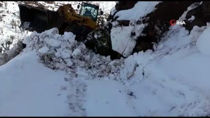 Batman'da köy yoluna düşen dev kayalar kaldırıldı
