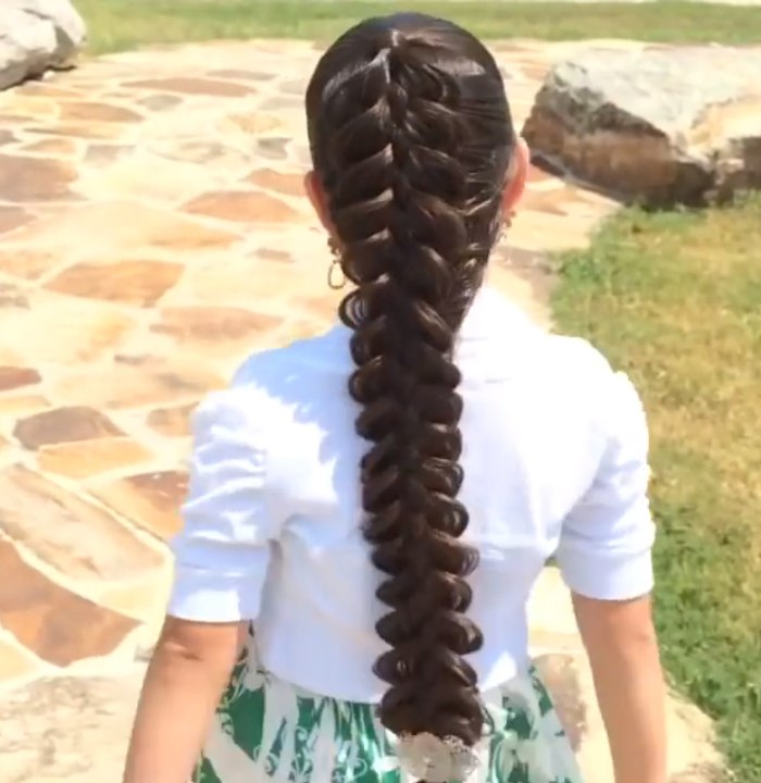 Coiffure : réaliser une tresse à cinq branches sans élastique grâce à ce tuto