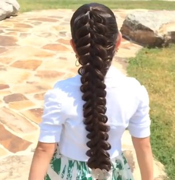 Coiffure : réaliser une tresse à cinq branches sans élastique grâce à ce tuto