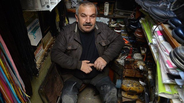 Hiç giyemediği ayakkabıları, başkaları için tamir ediyor