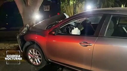 Conductor alcoholizado choca contra un árbol en la colonia La Calma