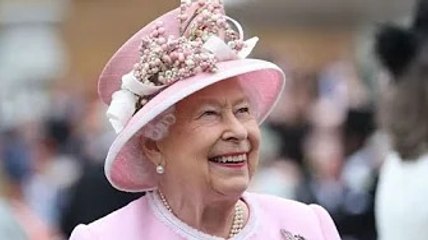 Putting Firm first! Queen praised for 'integrity' in face of Megxit and the Andrew case