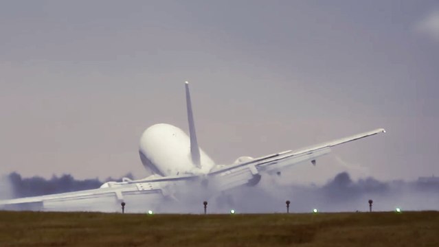 Prague : un avion frôle la catastrophe à l'atterrissage à cause de l'orage