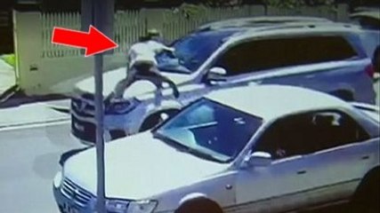 Une mère saute sur sa voiture volée pour arrêter le voleur qui part avec son enfant à l'intérieur !