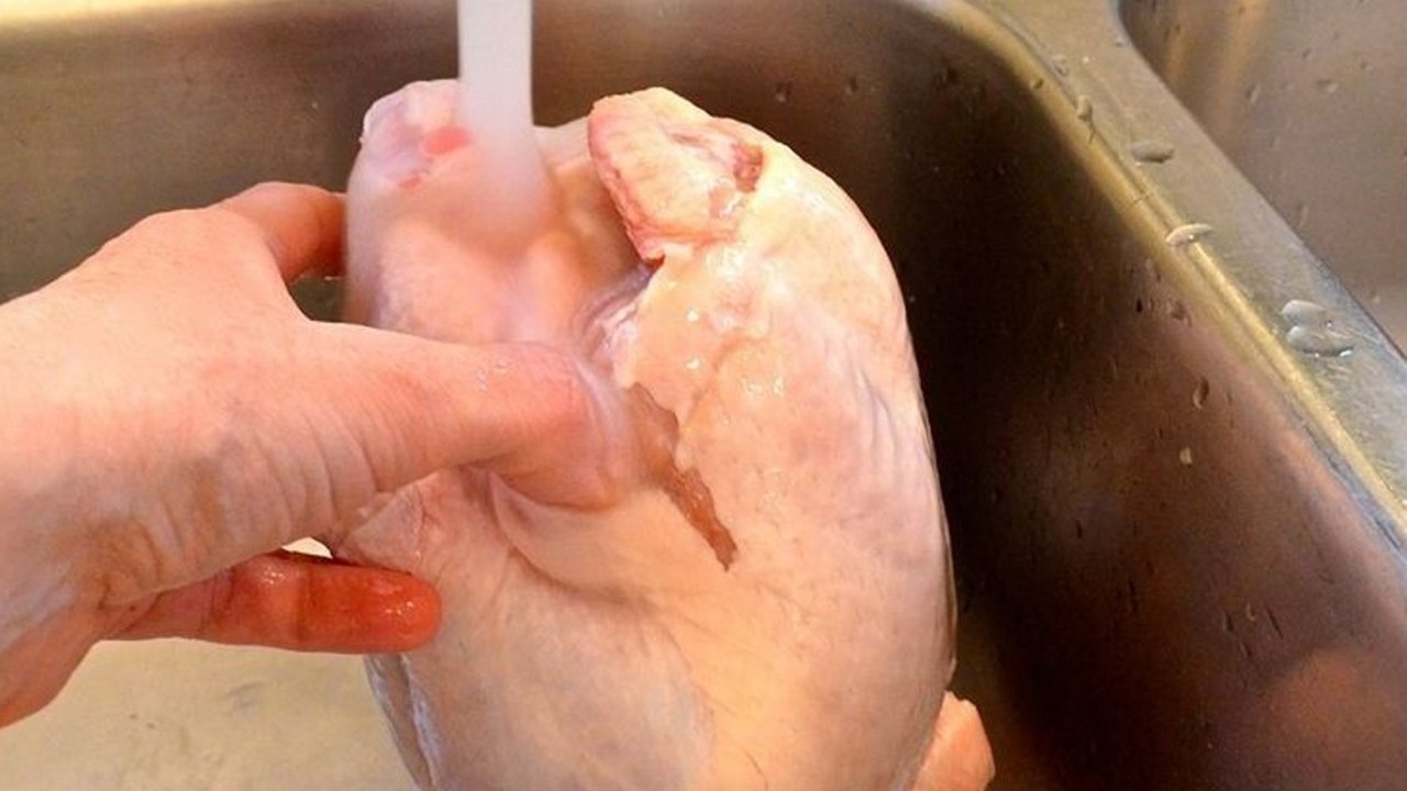 Cuisiner le poulet : le rincer avant de le faire cuire propage toutes les bactéries dans votre cuisine