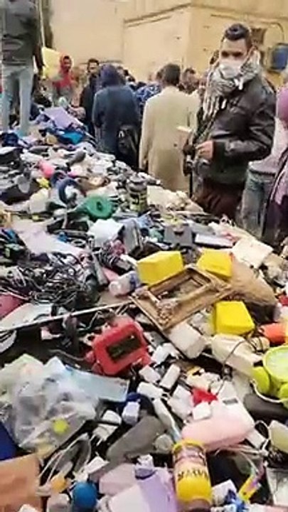 «أم إسلام» أكبر تاجرة خردة في سوق التونسي: معلمة من صغري وبشقى من وأنا عندي 8 سنين