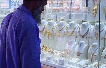 Un agent d'entretien ridiculisé pour avoir regardé la vitrine d'une bijouterie est couvert de cadeaux
