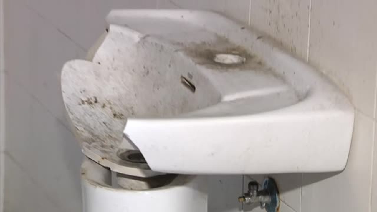 Indignación entre los vecinos que viven cerca de un parking abandonado de Valencia y que se ha convertido en un vertedero