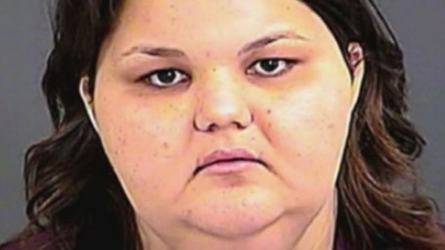 Ils mettent leur babysitter sur écoute et découvrent l'horrible chose qu'elle fait subir à leur bébé !