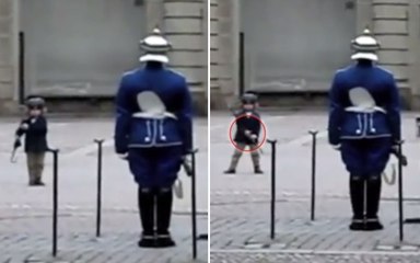 Ce petit garçon s'approche d'un garde royal avec un bâton... Ce qu'il fait devant le militaire a amassé toute une foule !