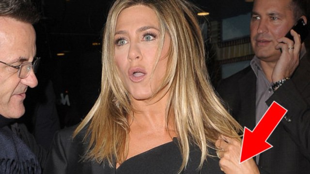 Jennifer Aniston : elle oublie d'enlever l'étiquette de son manteau et crée le buzz !