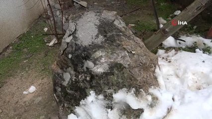 Amasya'da dağdan kopan kaya kütlesi eve çarptı... Eve çarpan kayanın sesini deprem sandılar