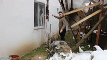 Amasya'da dağdan kopan kaya eve çarptı