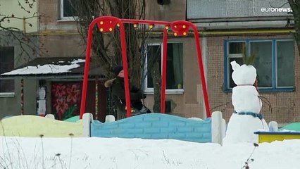 شاهد: السكان يعيشون بشكل عادي ولا يخشون الحرب في قرية ستريليكا الأوكرانية