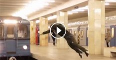 Un acrobate fou manque de se faire percuter par un métro !