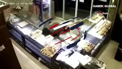 İzmir'de akrobatik hırsız güvenlik kamerasına yakalandı