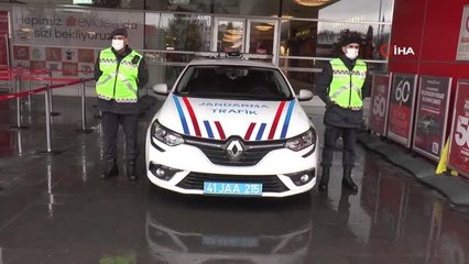 Komandolar, Maçka şehidi Eren Bülbül'ü anlatan film için sinema salonu önünde bekledi