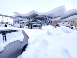 Kar yağışı hava ulaşımında aksamalara neden oldu
