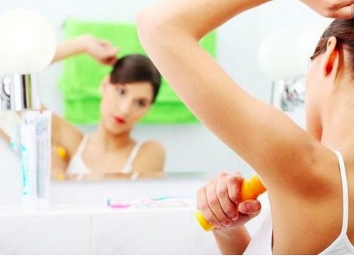 Hygiène : mettre son déodorant le soir est plus efficace contre la transpiration