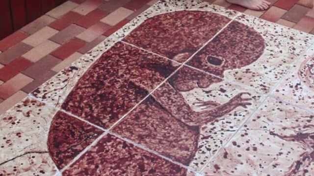 Cette femme réalise des œuvres d'art avec ses menstruations !