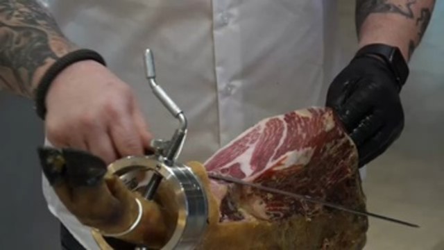 Aprender a cortar jamón ibérico, un arte que se abre paso en Bélgica