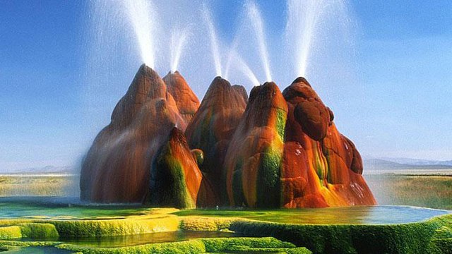 Le Fly Geyser (Etats-Unis) : le phénomène aux 1000 couleurs du Nevada
