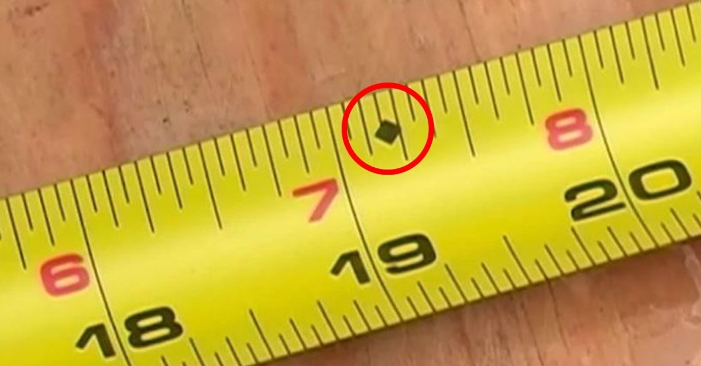 "Diamants noirs" : à quoi servent les petites marques noires sur un mètre de mesure