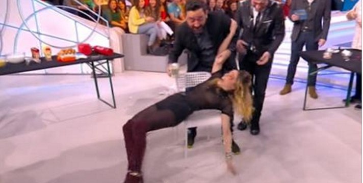 TPMP : Capucine Anav fait une chute spectaculaire en direct