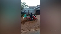 Detik-detik Pengendara Motor di Banjarnegara Nyaris Terbawa Arus Banjir