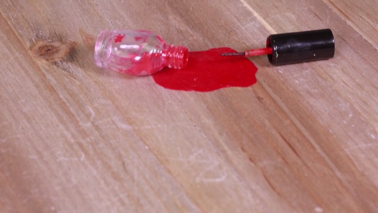 Créez une fausse tache de vernis pour piéger vos amis !