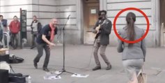 Un chanteur de rue bouleversé par la voix d'une passante qui le rejoint sur scène !