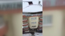 GAZİANTEP - Çatıdan düşen kar kütlesinin altında kalmaktan saniyelerle kurtuldu