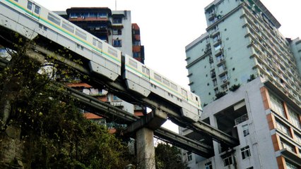 Chongqing (Chine) : l'itinéraire fou du métro traversant un immeuble habité
