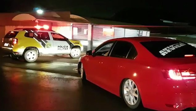 PM afirma que após disparos de arma de fogo no Santa Felicidade, homens tentaram jogar arma, mas foram detidos