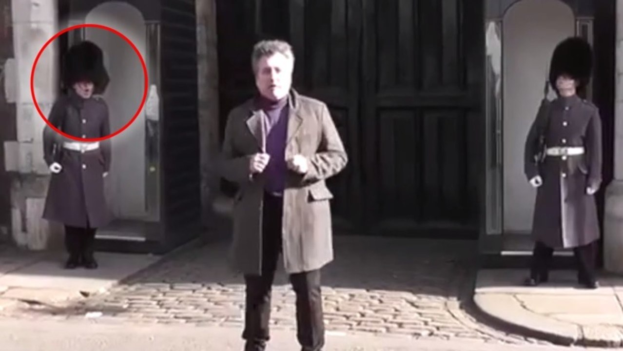 Angleterre : un garde royal pète un plomb devant la danse de ce touriste français