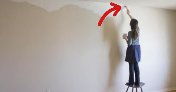 Elle peint un zigzag blanc sur son mur... Attendez de voir le résultat !