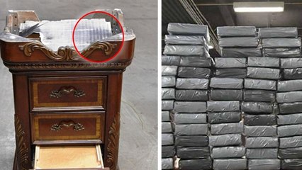 Ils sentent une drôle d'odeur devant ce meuble mais ne s'attendaient pas à ça en l'ouvrant