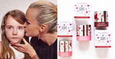 #Une joue un bisou : l'opération solidaire de Laeticia Hallyday avec la marque de cosmétiques Clarins