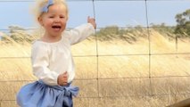 Cette maman prend en photo sa petite fille tandis qu'un énorme serpent est à côté d'elle