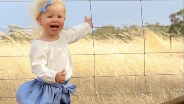 Cette maman prend en photo sa petite fille tandis qu'un énorme serpent est à côté d'elle