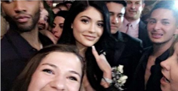 Kylie Jenner se rend au bal de promo d'un de ses admirateurs