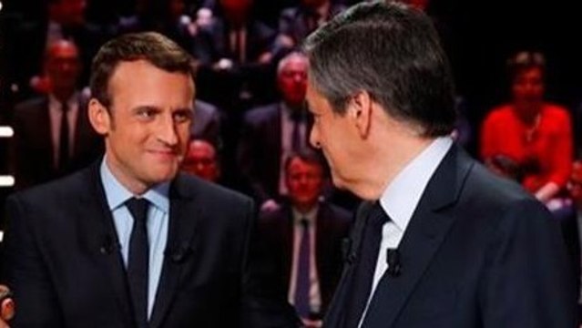 Présidentielle 2017 : voici ce qu'Emmanuel Macron a écrit sur le petit mot qu'il a donné à François Fillon